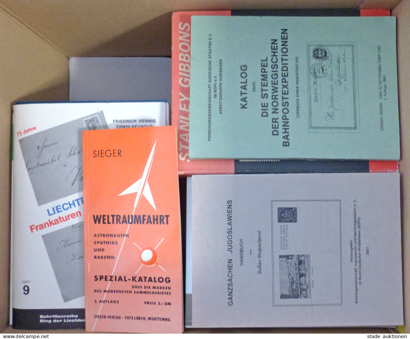 Philatelie Literatur Im Sehr Großen Karton, Umfangreiches Konvolut An Meist Ausländischer Spezial-Literatur, U.a. Fische - Autres & Non Classés