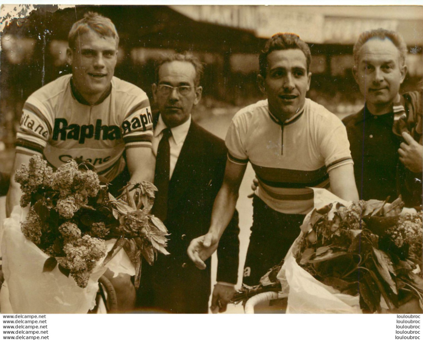 CYCLISME RIVIERE ET ALTIG AU PARC DES PRINCES 1960 VAINQUEUR RIVIERE PHOTO DE PRESSE ORIGINALE 18 X 13 CM - Sport