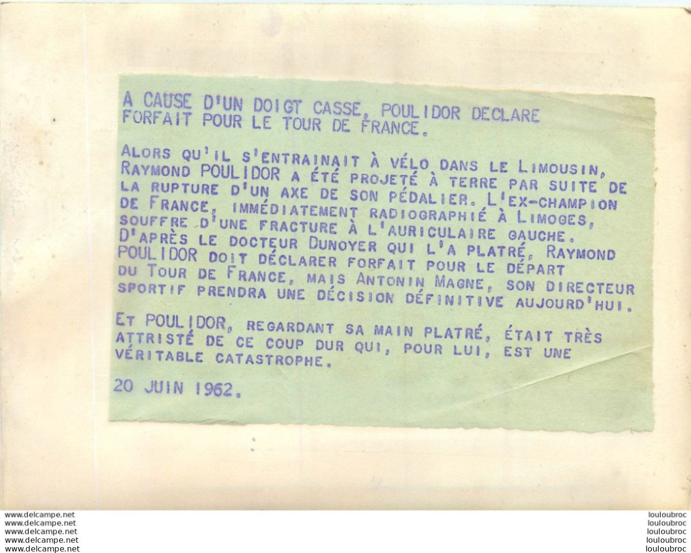RAYMOND POULIDOR DOIGT FRACTURE A PRIS LE DEPART DU TOUR DE FRANCE 1962 PHOTO DE PRESSE ORIGINALE  18X13CM - Sport
