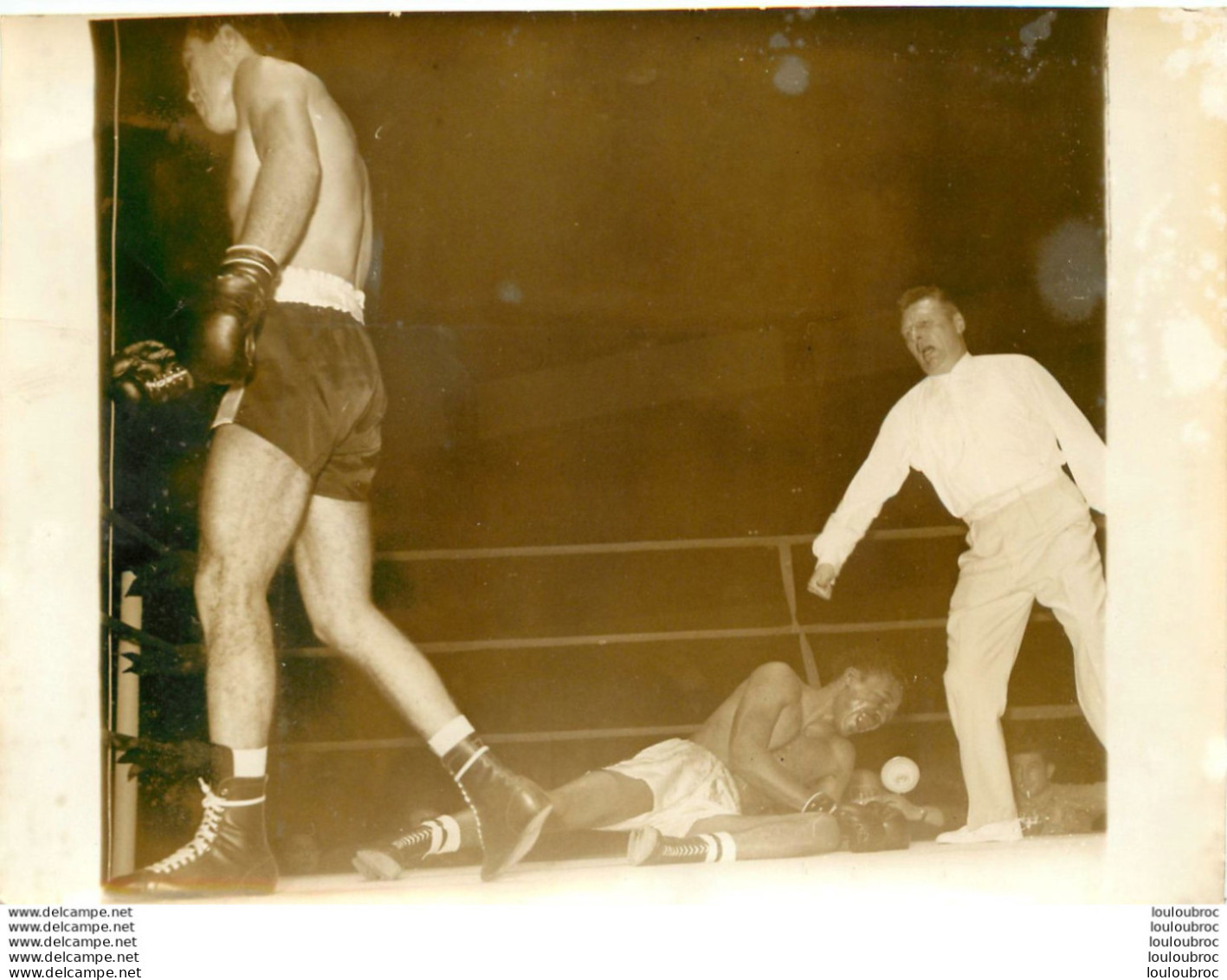 BOXE 11/1960 AISSA HASHAS VAINQUEUR PAR KO DE JIMMY HORNSBY  PHOTO DE PRESSE 18X13CM - Sport