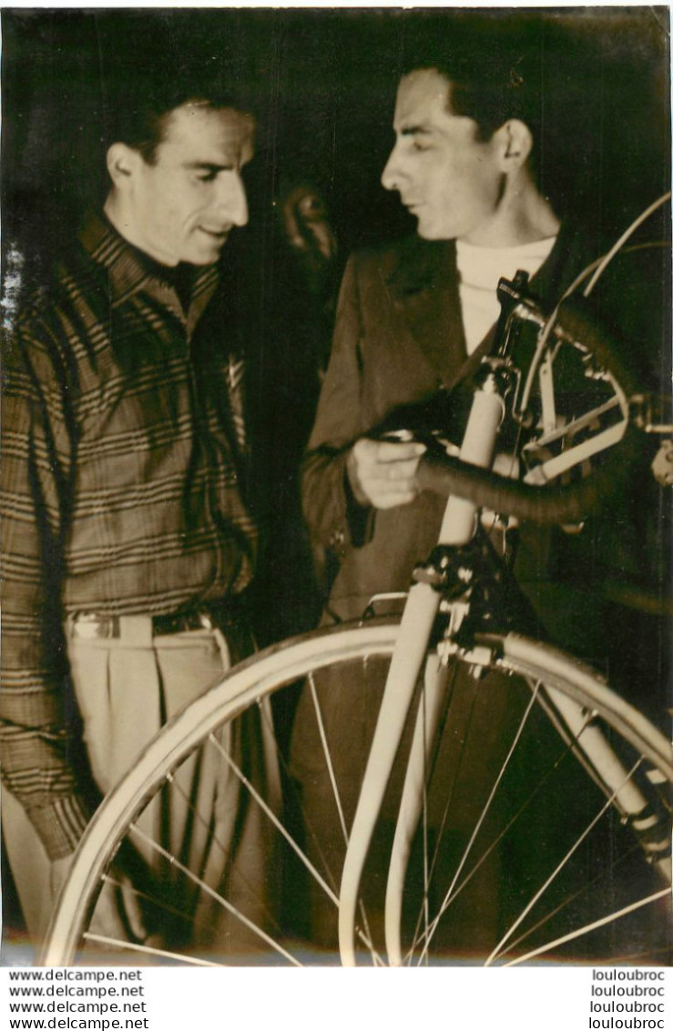 CYCLISME TOUR DE FRANCE 1952 FAUSTO COPPI ET RAPHAEL GEMINIANI PHOTO DE PRESSE   18X13CM - Ciclismo