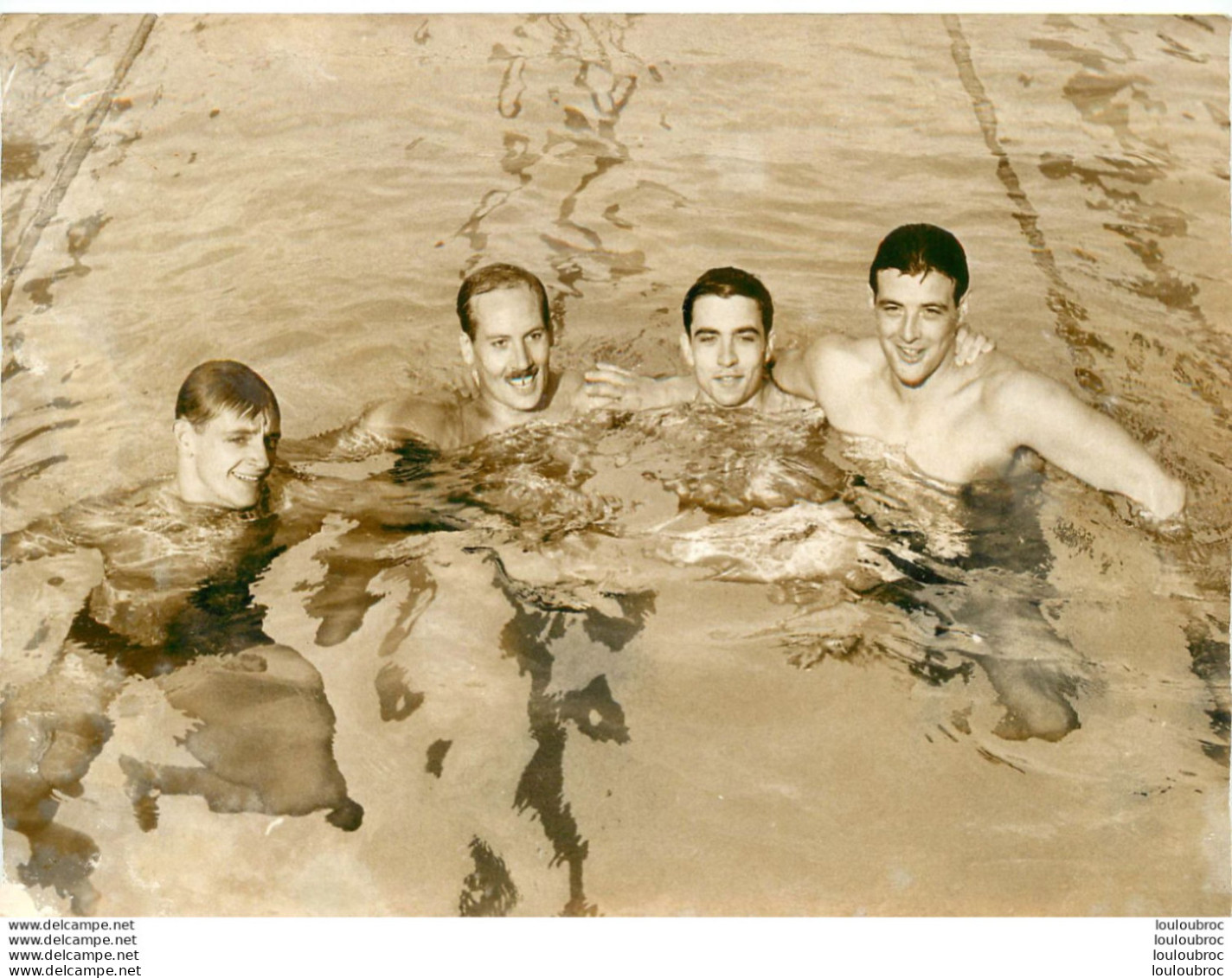 NATATION 07/61 RECORD DE FRANCE 4X100M NAGEURS TORSES NUS ET MAILLOT DE BAIN PHOTO DE PRESSE 18X13CM - Sport