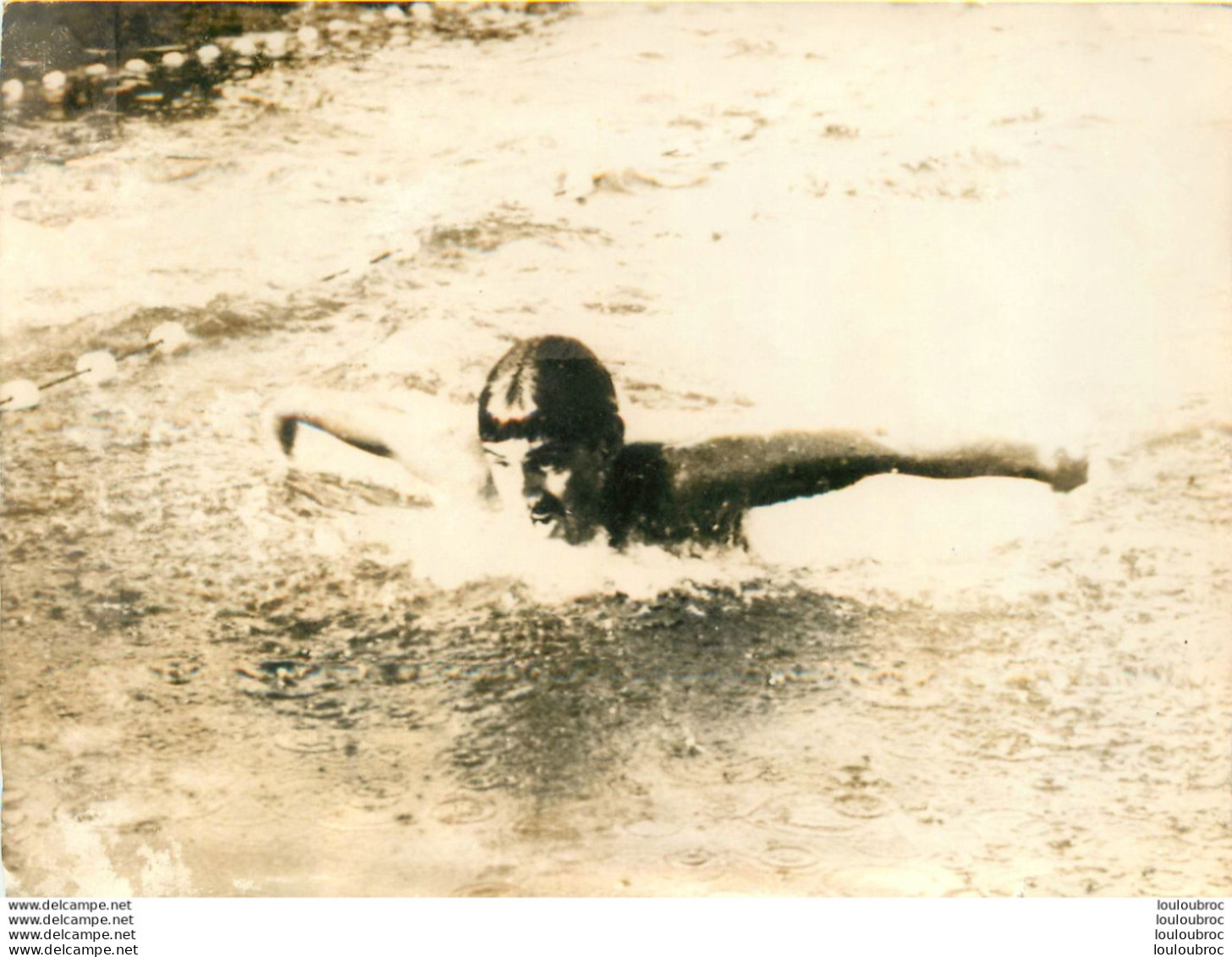 NATATION 08/1959 PIROLLEY CHAMPION DU 100 METRES PAPILLON HOMME TORSE NU PHOTO DE PRESSE 18X13CM - Sport