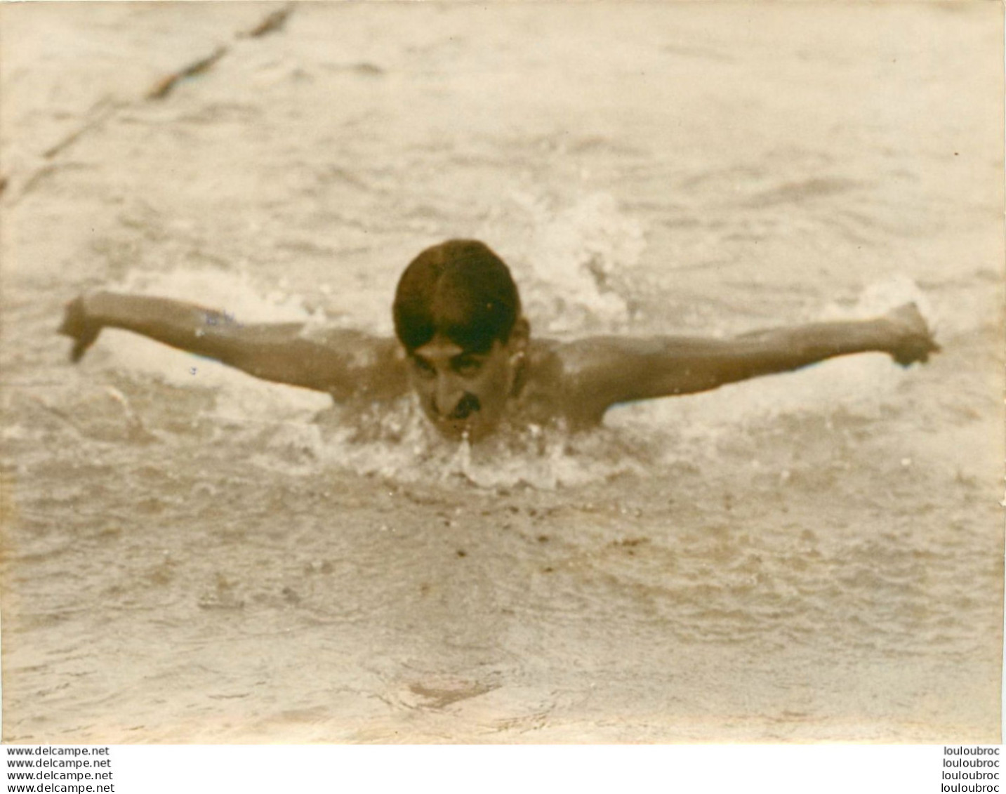 NATATION 08/1959 PIROLLEY CHAMPION DU 100 METRES PAPILLON HOMME TORSE NU PHOTO DE PRESSE 18X13CM R1 - Sport