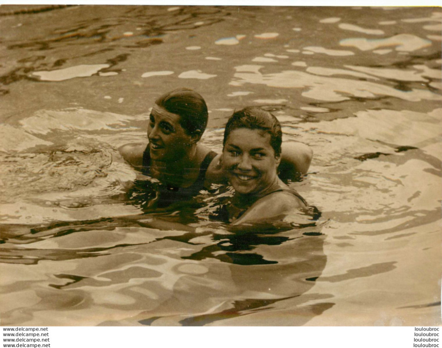 NATATION 07/61 CHAMPIONNATS DE FRANCE MELLE CARON ET MELLE LIBOURET  PHOTO PRESSE 18X13CM - Sport