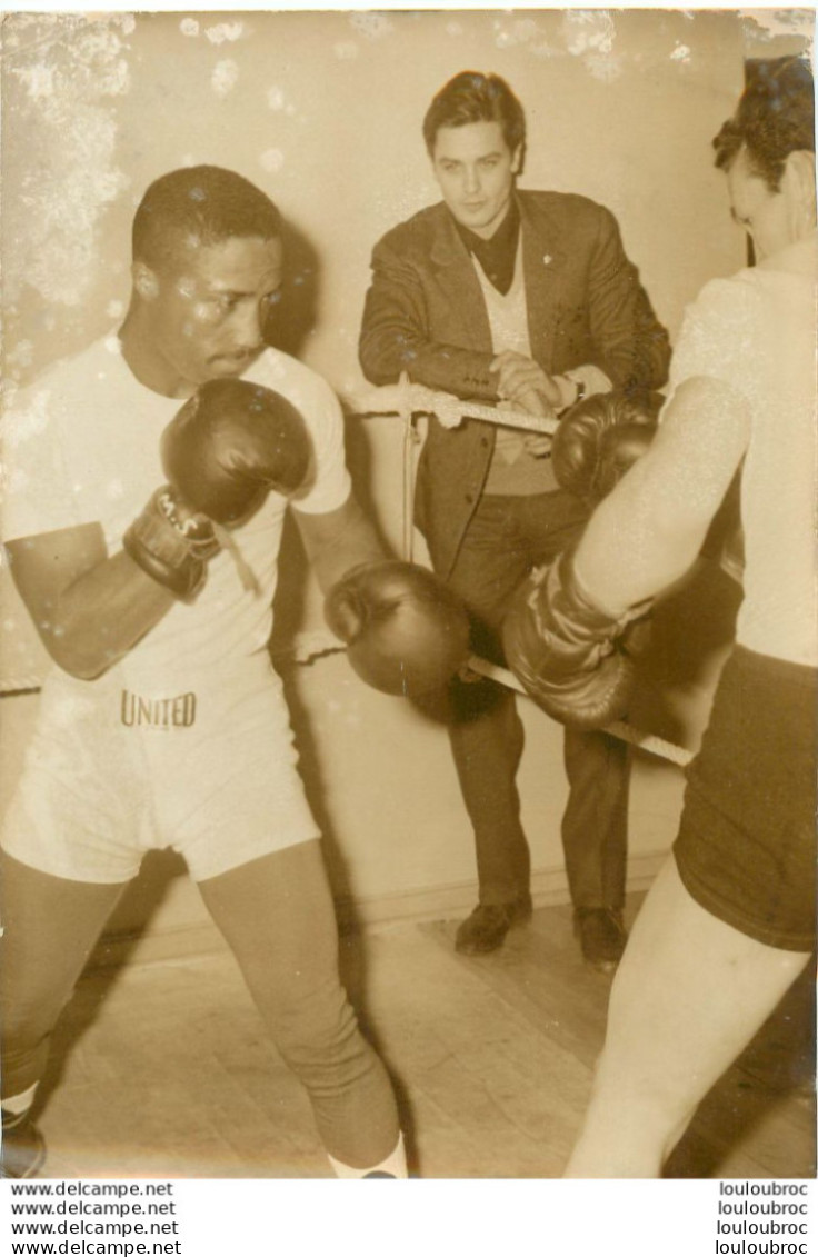 BOXE 12/1960 ALAIN DELON ASSISTE A L'ENTRAINEMENT DE DAVEY MOORE AVANT COMBAT CONTRE LAMPERTI  PHOTO DE PRESSE 18X13CM - Personalità