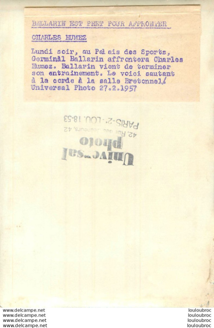 BOXE 02/1957 BALLARIN AVANT SON COMBAT CONTRE CHARLES HUMEZ PHOTO DE PRESSE 18X13CM - Sport