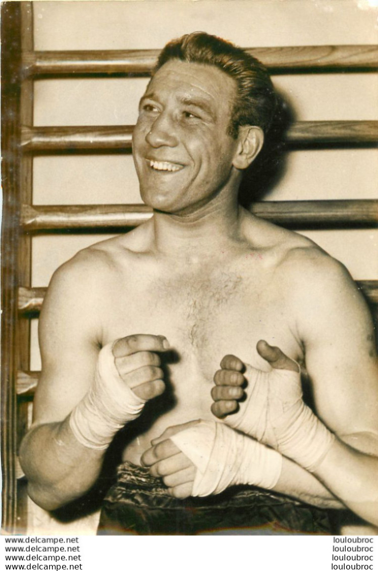 BOXE 02/1956 CHARLES COLIN AVANT SON COMBAT CONTRE GERHARD HECHT PHOTO DE PRESSE 18X13CM - Sport