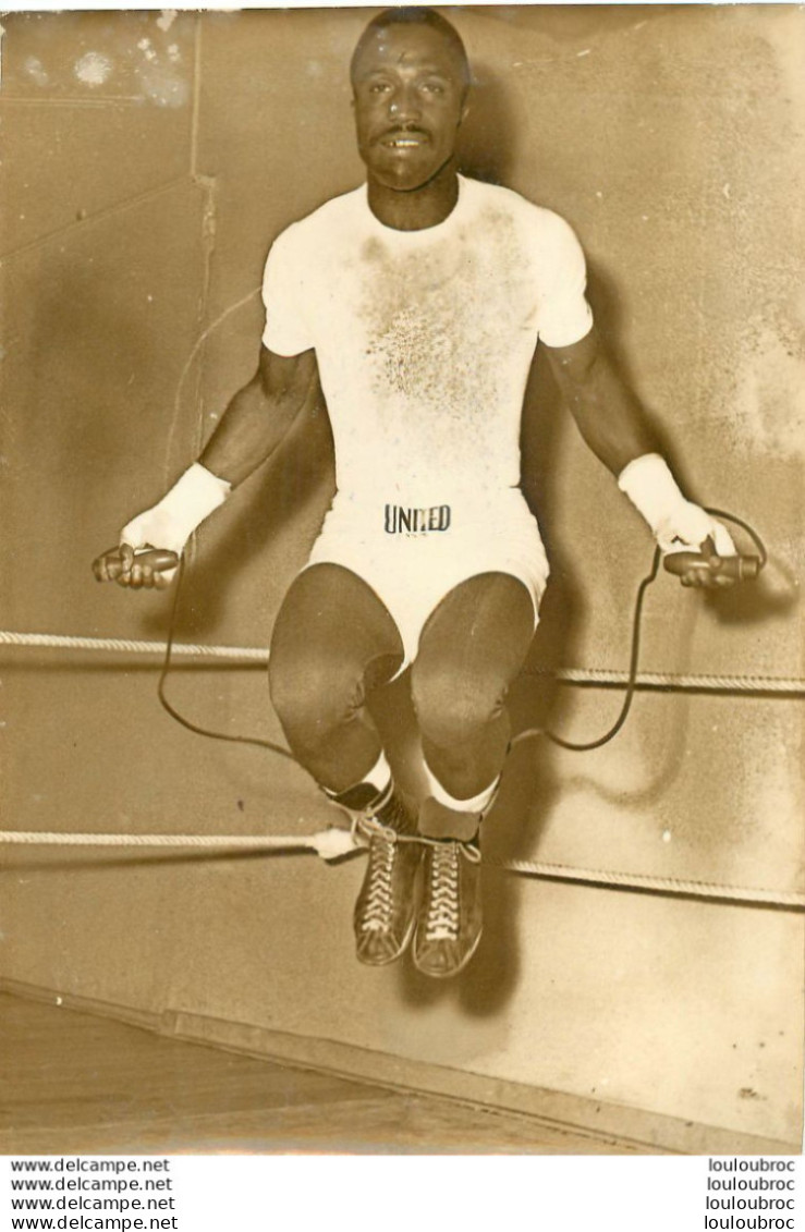 BOXE 12/1960 DAVEY MOORE S'ENTRAINE EN VUE DE SON COMBAT CONTRE GRACIEUX LAMPERTI PHOTO DE PRESSE 18X13CM - Sport