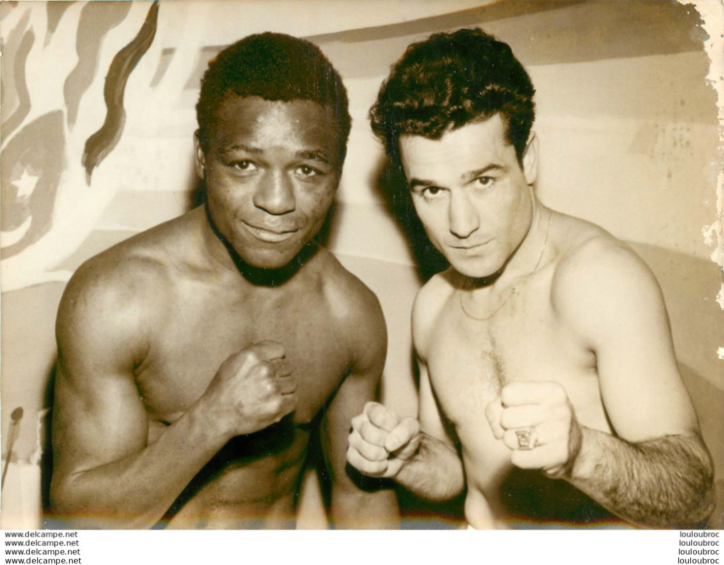 BOXE 11/1960 LA PESEE DE AKONO ET ROBERT DI MARTINO  PHOTO DE PRESSE 18X13CM - Sport