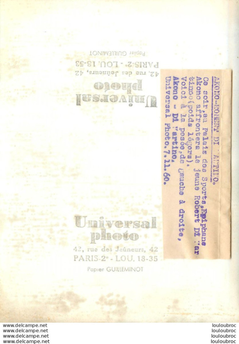 BOXE 11/1960 LA PESEE DE AKONO ET ROBERT DI MARTINO  PHOTO DE PRESSE 18X13CM - Sport