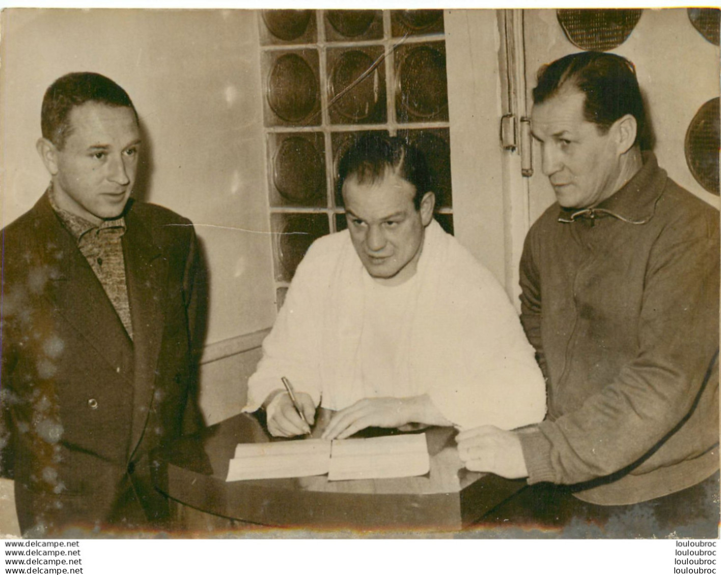 BOXE 11/1960 GRACIEUX LAMPERTI SIGNE LE CONTRAT ENTOURE DE SCOTTO  ET BARBA PHOTO PRESSE 18X13CM - Sport