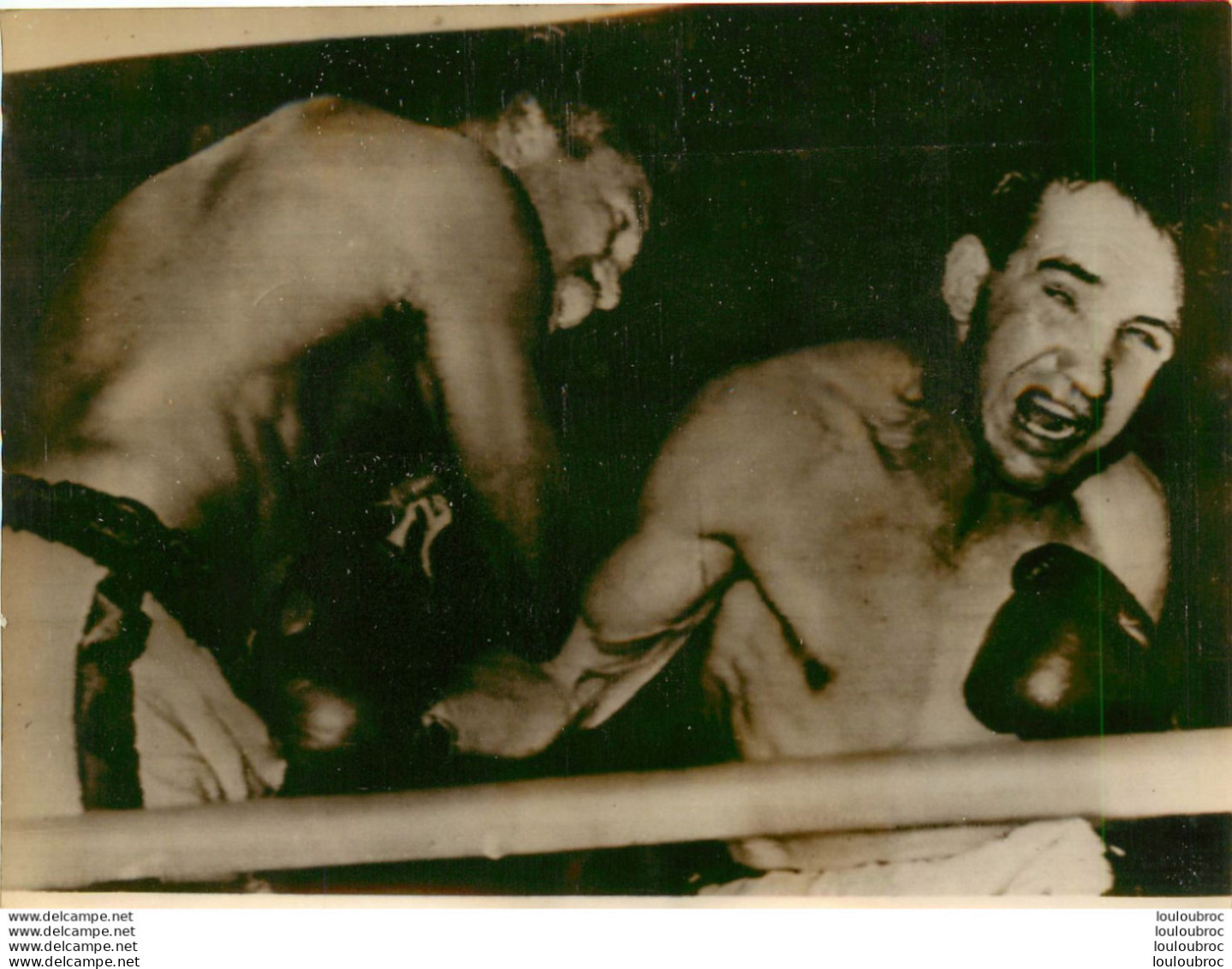 BOXE 12/1960 FULLMER CONTRE ROBINSON   FULLMER GARDE SON TITRE PHOTO PRESSE 18X13CM - Sports