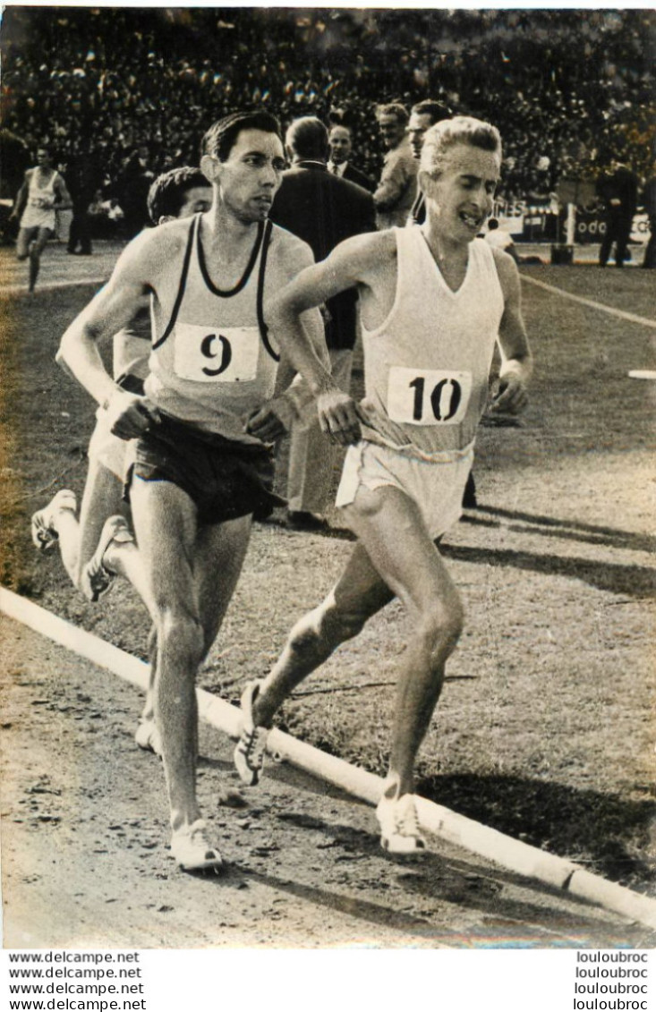 ATHLETISME CHAMPIONNATS DE FRANCE 1961 BERNARD ET BOGEY SUR LE 5000 METRES PHOTO DE PRESSE 18X13CM - Sports