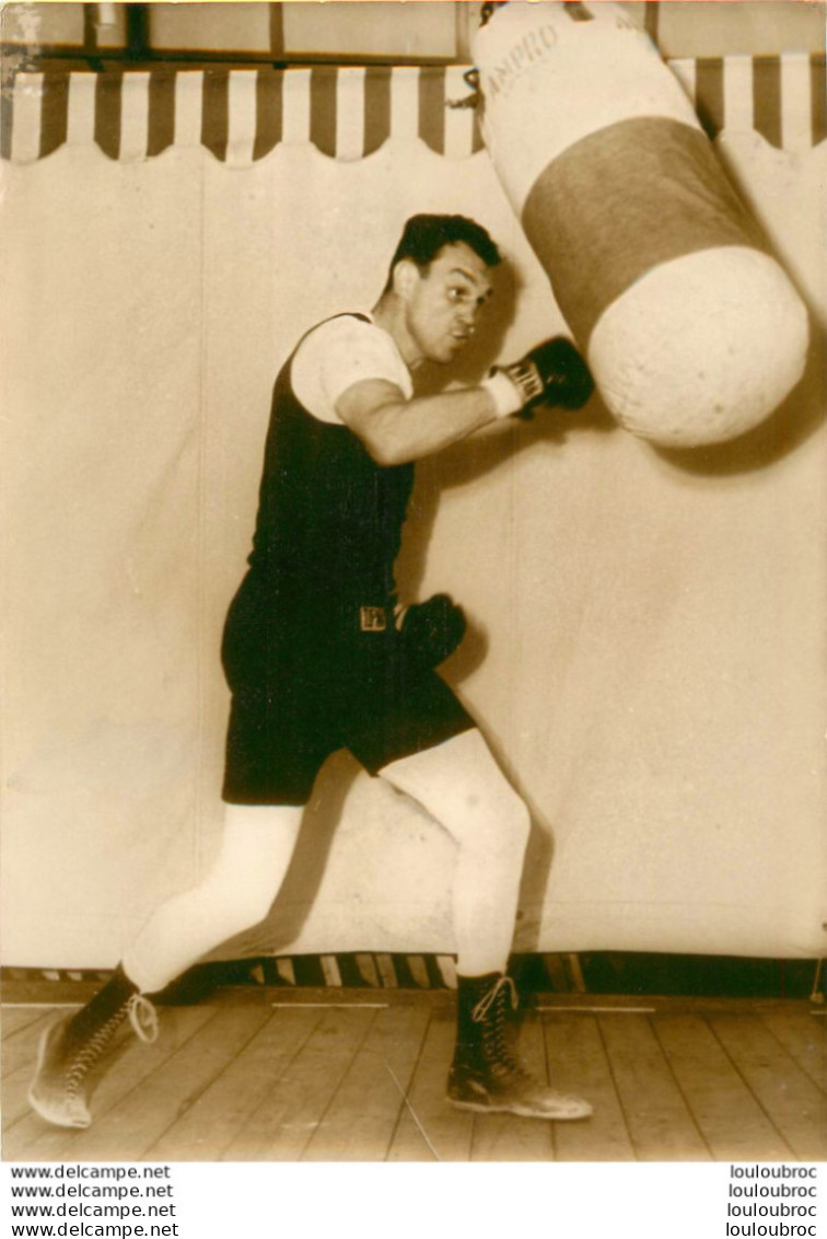 BOXE 1961 PAUL PENDER PREPARE SON COMBAT CONTRE TERRY DOWNES PHOTO DE PRESSE 18X13CM - Sports