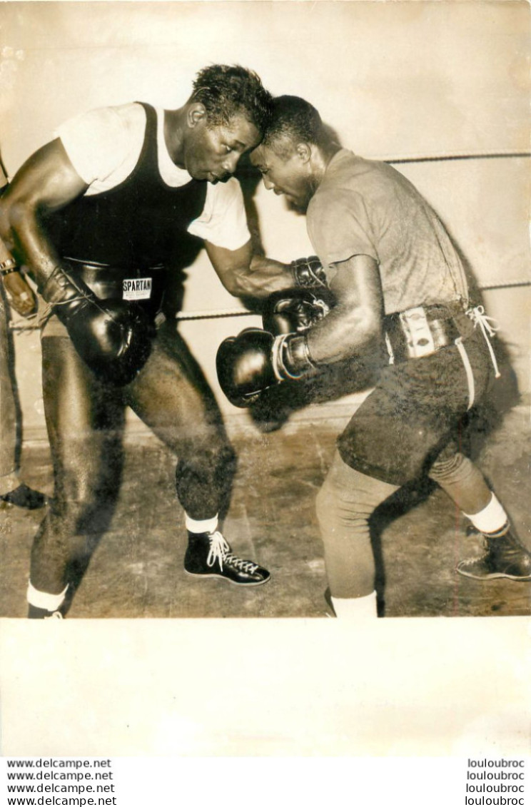 BOXE 1961 ISAAC LOGART AVEC DAVEY MOORE EN SPARING PARTNER AVANT SON COMBAT CONTRE ANNEX   PHOTO DE PRESSE 18X13CM - Sport