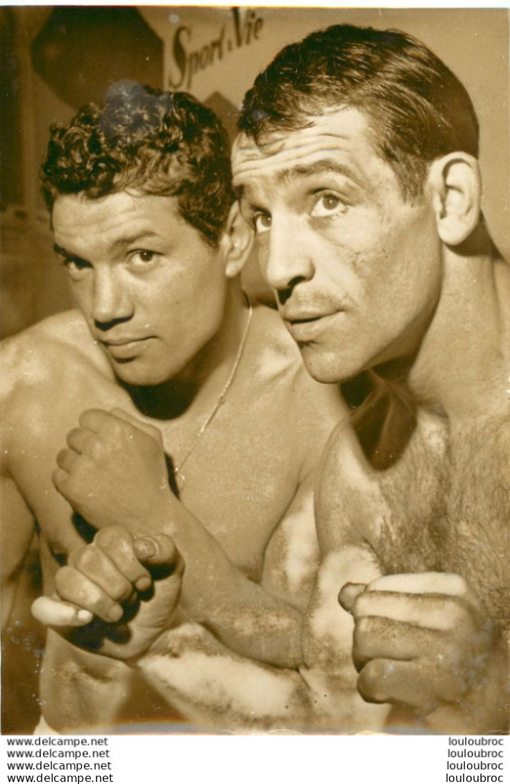 BOXE 1962 HIPPOLYTE  ANNEX ET ARMAND VANUCCI  JOUR DE COMBAT POSE DEVANT LES PHOTOGRAPHES   PHOTO DE PRESSE 18X13CM - Sport