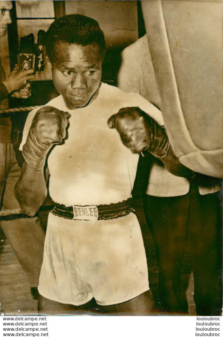 BOXE 1957 BESSEY A L'ENTRAINEMENT AVANT SON COMBAT CONTRE  HAMIA PHOTO DE PRESSE 18X13CM - Sports