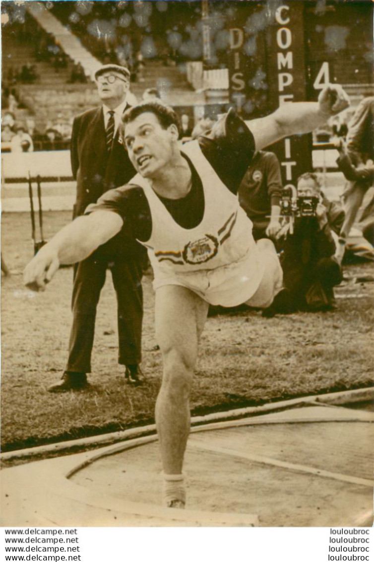 ATHLETISME 1961 ARTHUR ROWE RECORD D'EUROPE DU LANCE DU POIDS A LONDRES  PHOTO DE PRESSE 18X13CM - Sports