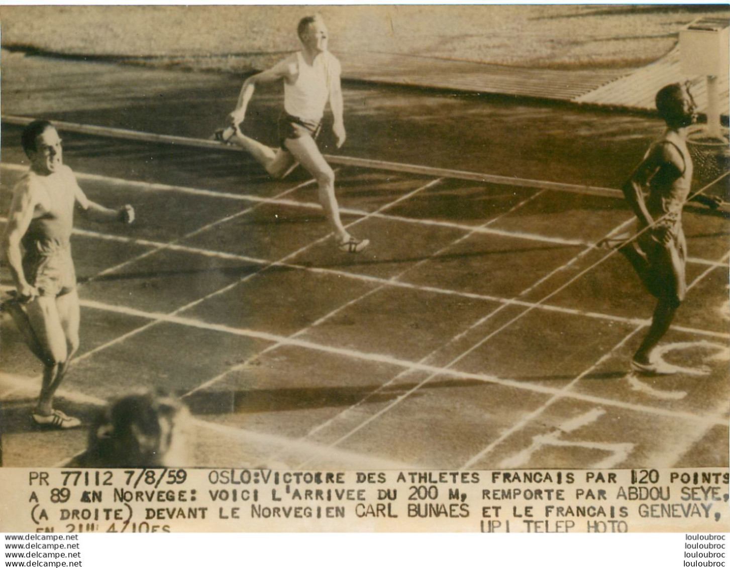 ATHLETISME 1959 VICTOIRE DES ATHLETES FRANCAIS EN NORVEGE ARRIVEE DU 200M PHOTO DE PRESSE 18X13CM - Sports