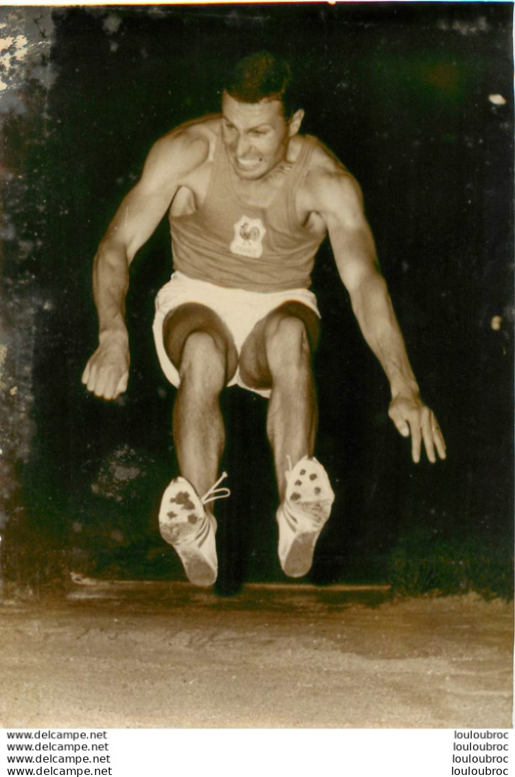 ATHLETISME 1961 ERIC BATTISTA BAT LE RECORD DE FRANCE DU TRIPLE SAUT  PHOTO DE PRESSE 18X13CM - Sports