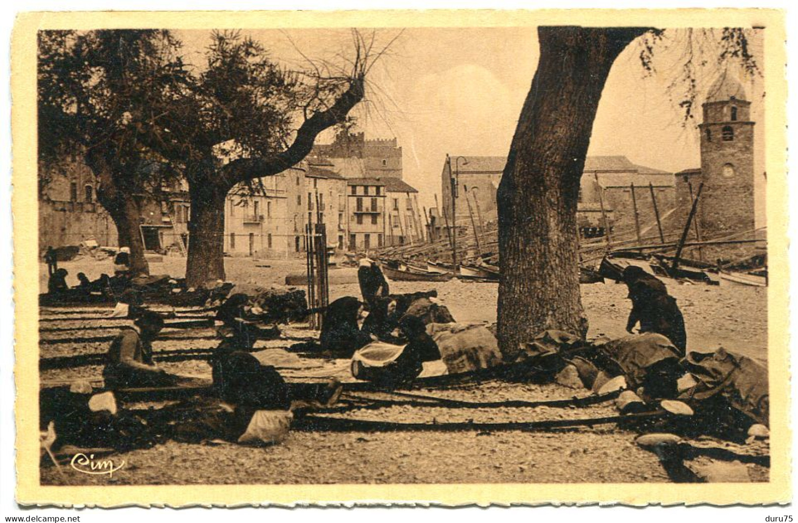 COLLIOURE Les Ravaudeuses De Filets (de Pêche ) Sépia Légèrement Festonnée . Non écrite * CIM Collection Mlle Banyuls - Collioure