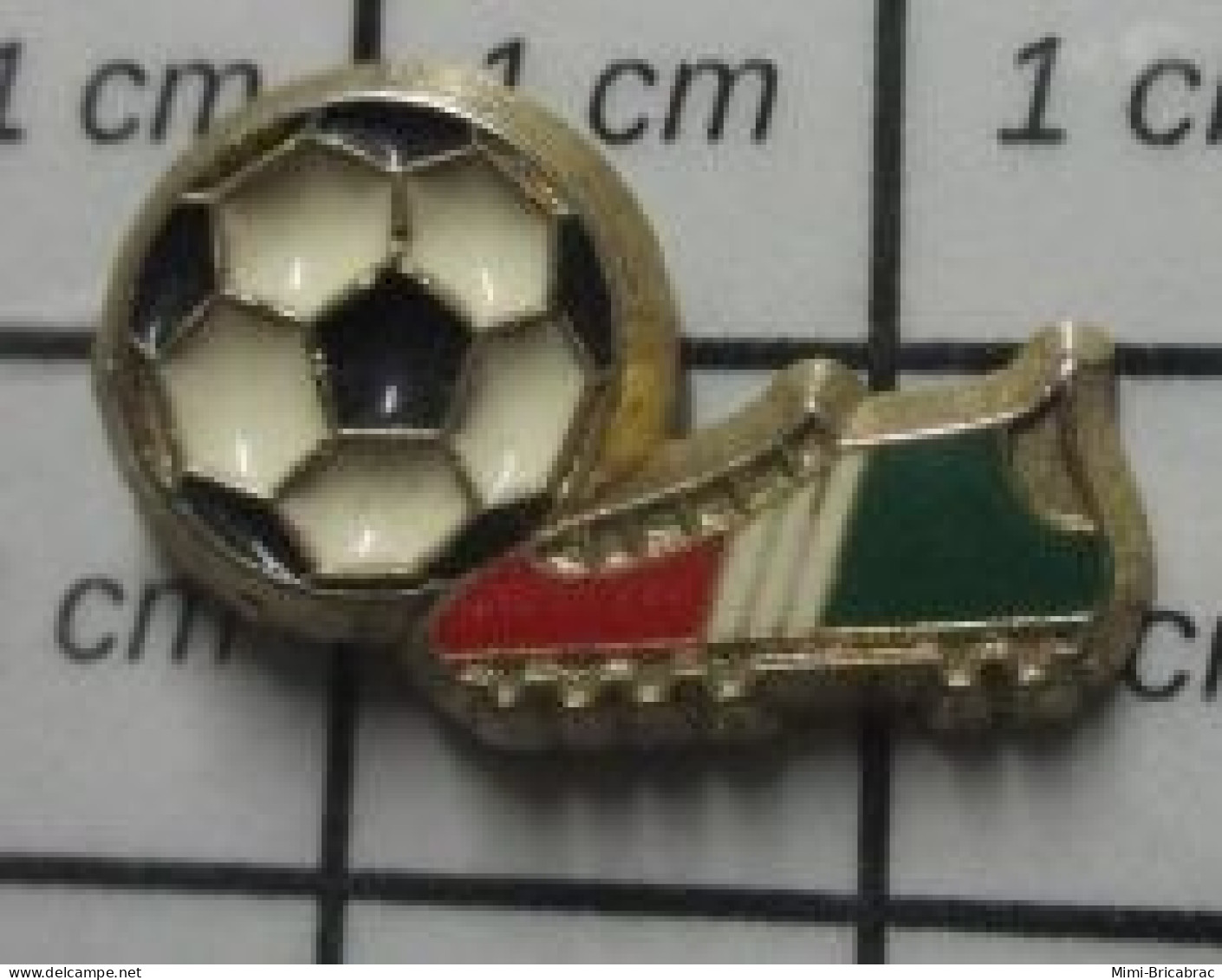 1618B Pin's Pins / Beau Et Rare / SPORTS / FOOTBALL BALLON CRAMPONS ITALIE MONDIAL 90 - Calcio