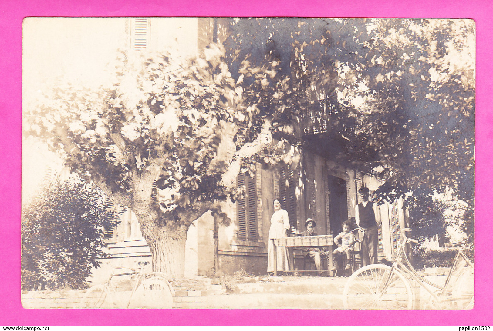 Carte Photo-57P41 à Identifier, Une Jolie Maison Bourgeoise, Une Famille, Vélos, Cpa BE - Fotos