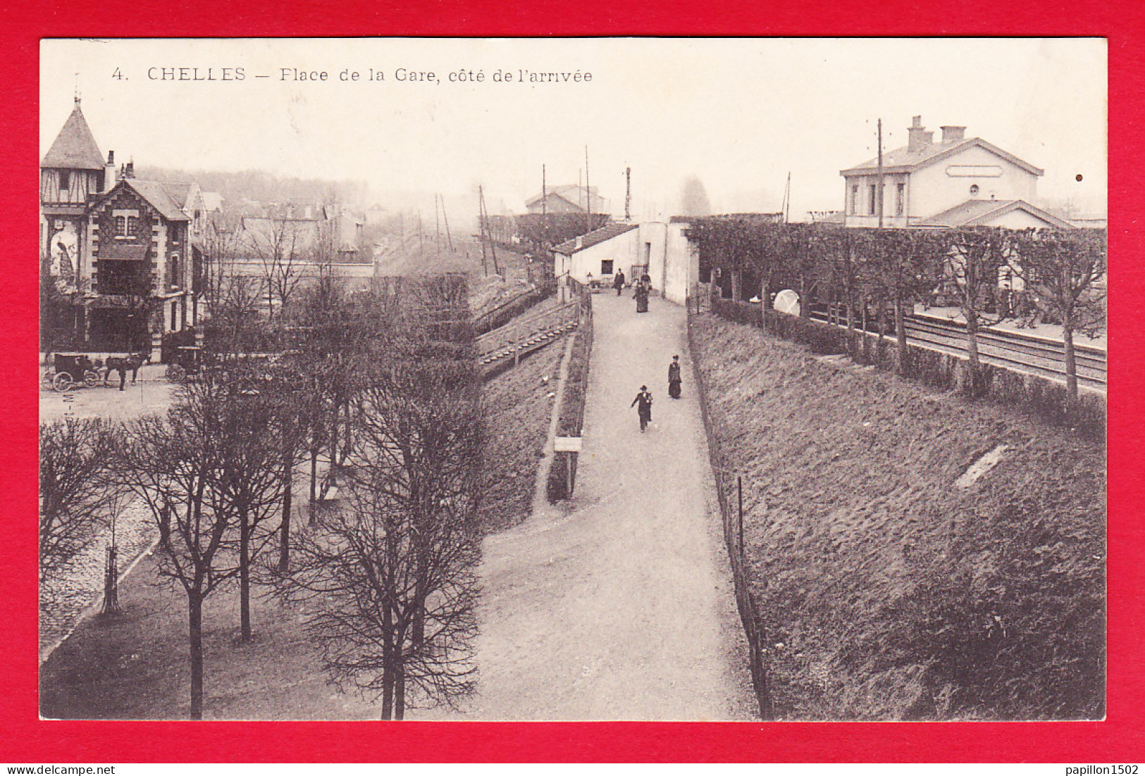 F-77-Chelles-04P82  La Place De La Gare, Côté De L'arrivée, Petite Animation, Cpa BE - Autres & Non Classés