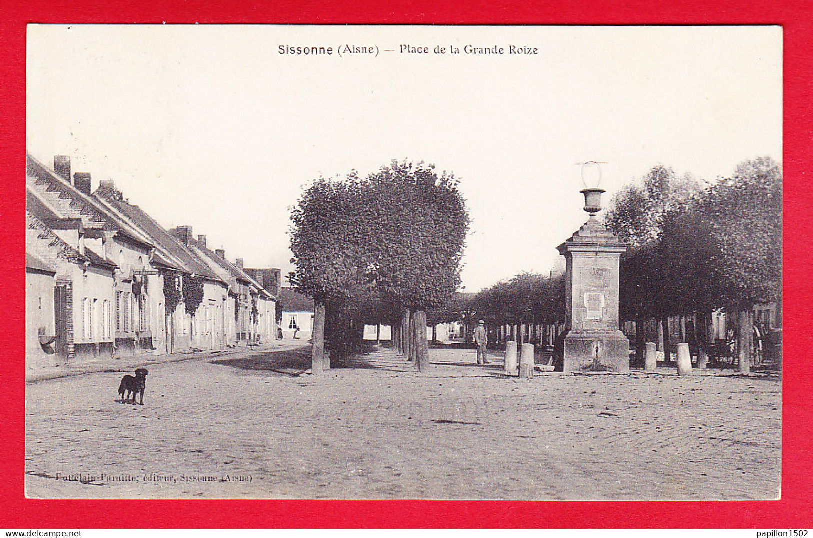 F-02-Sissonne-03P82  La Place De La Grande Roize, Monument, Cpa BE - Sissonne