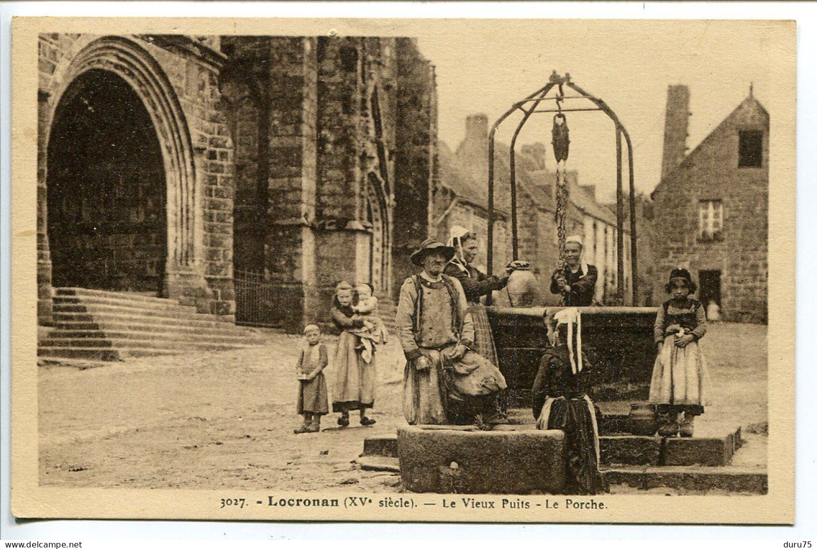 CP Non écrite * LOCRONAN Le Vieux Puits Le Porche ( Très Animée Femmes Enfants Costumes ) Photo Le Doaré - Locronan