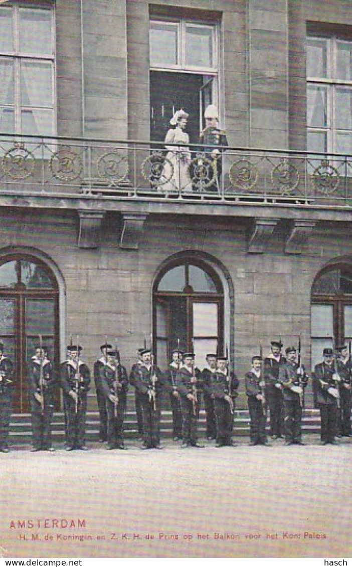 4819167Amsterdam, Het Koninklijk Echtpaar Op Het Balcon Voor Het Kon: Paleis. (kleine Vouwen In De Hoeken) - Amsterdam