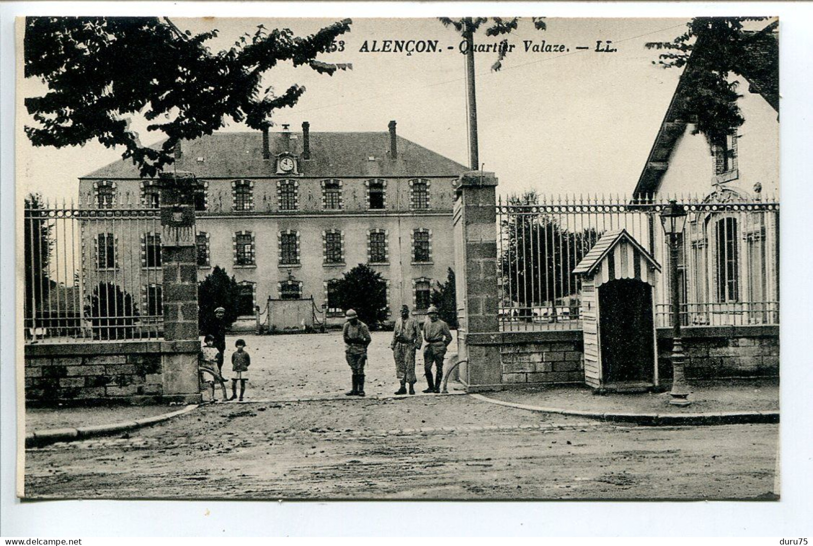 CPA Non écrite * ALENÇON Quartier Valaze ( Entrée Caserne Soldats + Enfants Guérite ) - Alencon