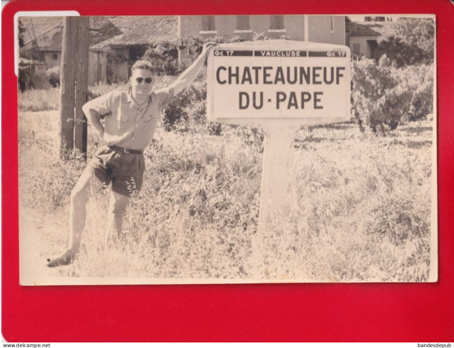 CHATEAUNEUF DU PAPE Vaucluse Photo Format CPA Personne Homme Pierre  Devant Panneau Entrée Ville  1954 - Chateauneuf Du Pape