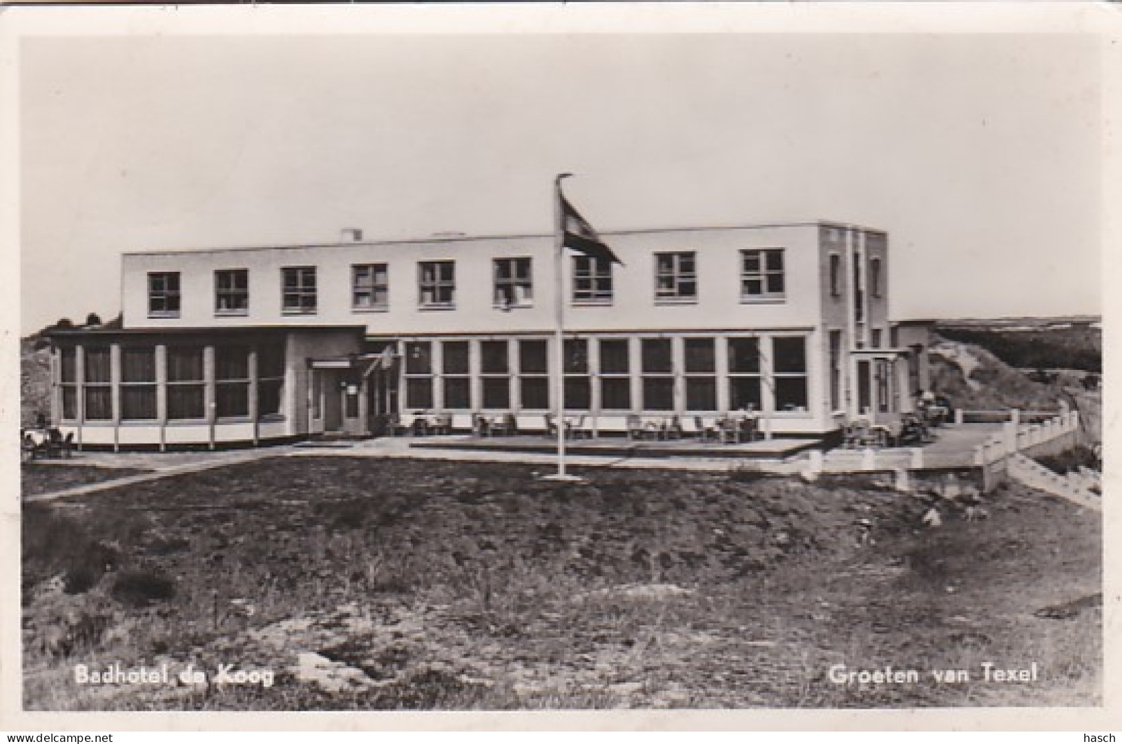 48229Groeten Van Texel, Badhotel De Koog. (FOTO KAART) (kleine Vouwen In De Hoeken, Vlekken Op De Kaart En Achterkant) - Texel