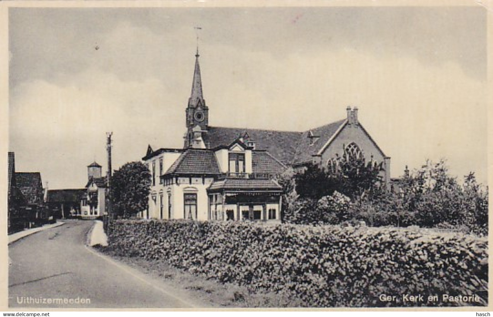 482247Uithuizermeeden, Ger. Kerk En Pastorie.(rechts En Linksboven Een Vouw) - Other & Unclassified