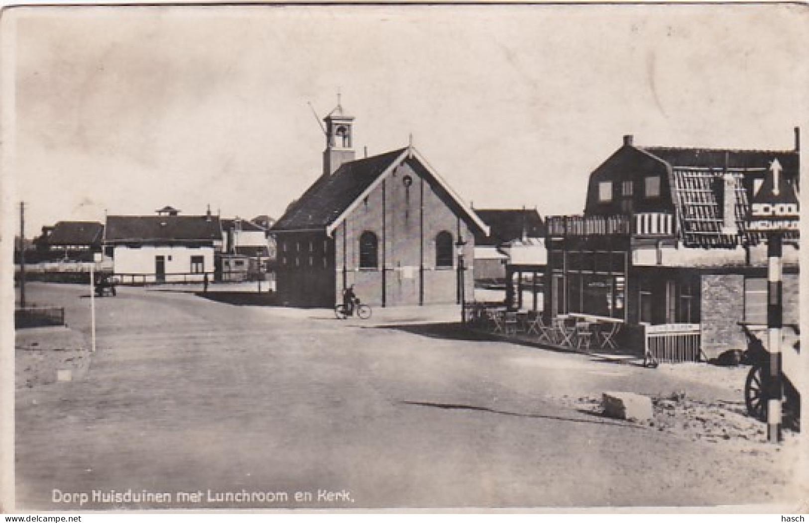 4822158Dorp Huisduinen Met Lunchroom En Kerk. 1933. (FOTO KAART)(kleine Vouwen In De Hoeken, Zie Achterkant) - Den Helder