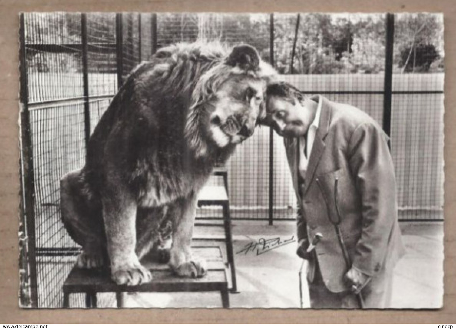 CPSM CIRQUE JEAN RICHARD - 60 ERMENONVILLE - ZOO - Avoir Un Bon Copain - TB PLAN ACTEUR Avec LION Autographe ? - Circo