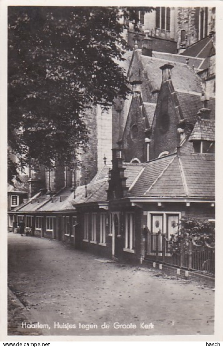 4822492Haarlem, Huisje Tegen De Groote Kerk. (FOTO KAART)(rechtsboven Een Vouw, Kleine Vouwen In De Hoeken) - Haarlem