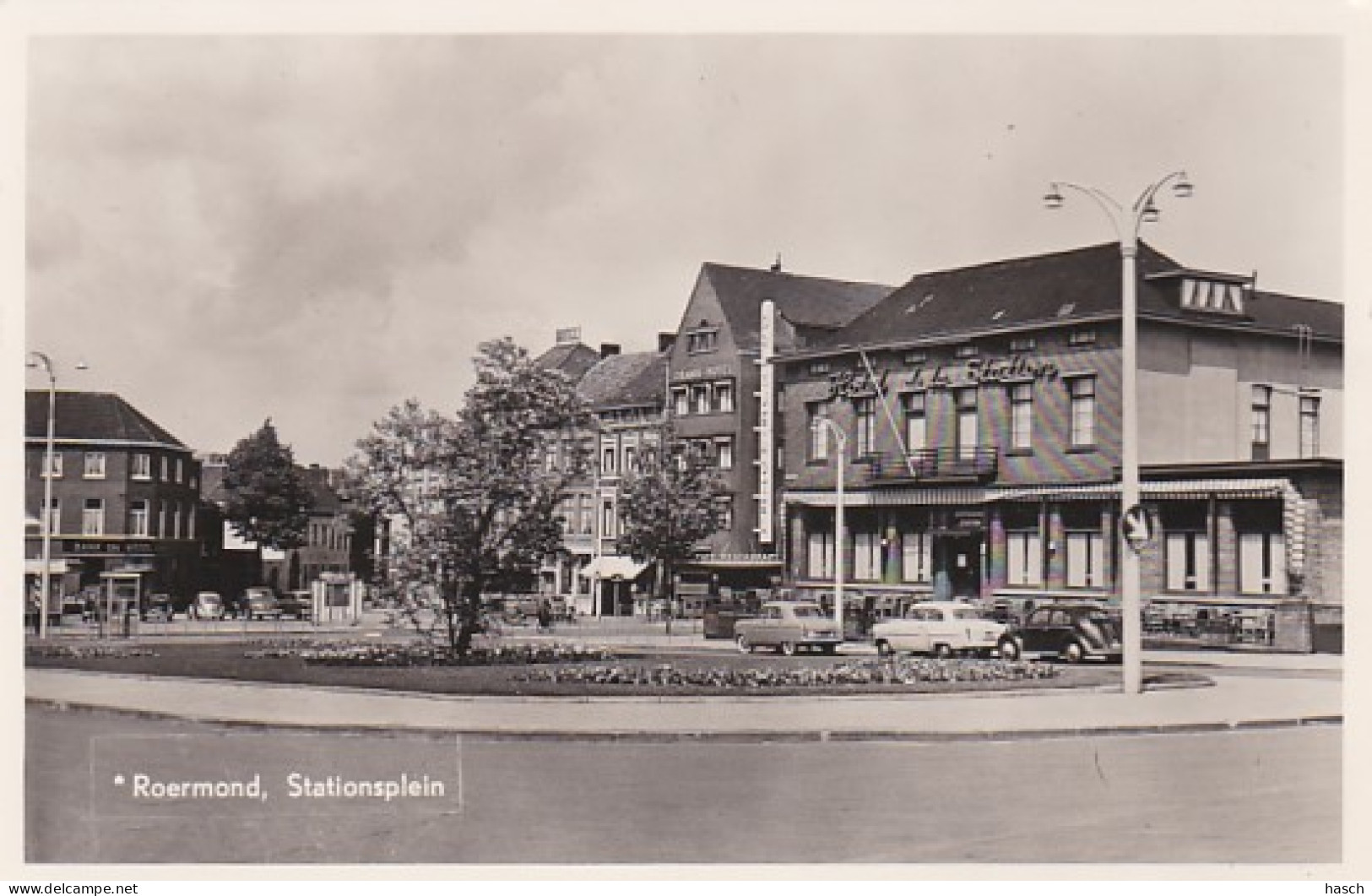 4822505Roermond, Stationsplein. (FOTO KAART)1961.(minuscule Vouwen In Hoeken En Randen) - Roermond