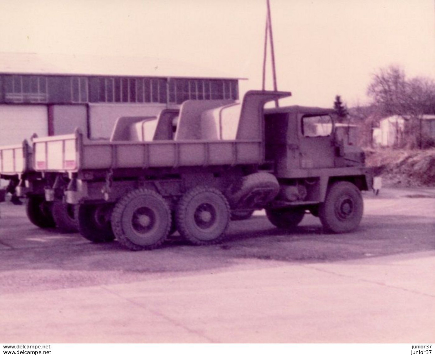 2 Photos De Militaire, Char, & Camion Berliet - Guerre, Militaire