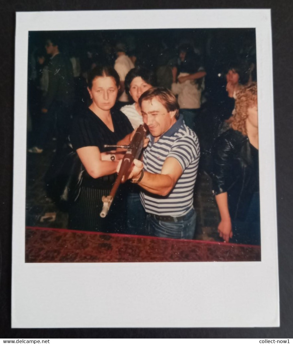#15     Anonymous Persons - A Man Shoots A Rifle - Polaroid Photo - Anonyme Personen