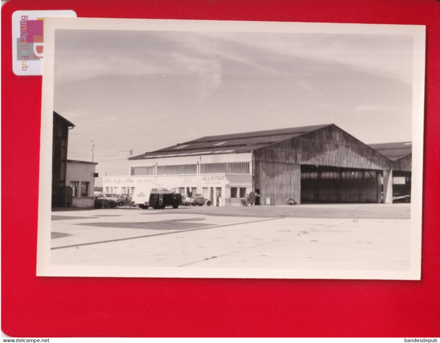 Photo Originale  Snapshot  Aviation Parking  Hangar AERO CLUB IPSA Dassault Allintair  Camion Citerne Air Total - Aviazione