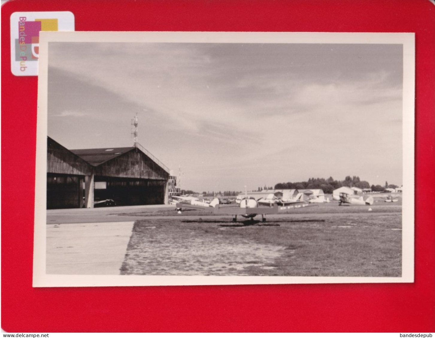 Photo Originale  Snapshot  Aviation Parking  Hangar AERO CLUB IPSA Avions Divers - Luftfahrt