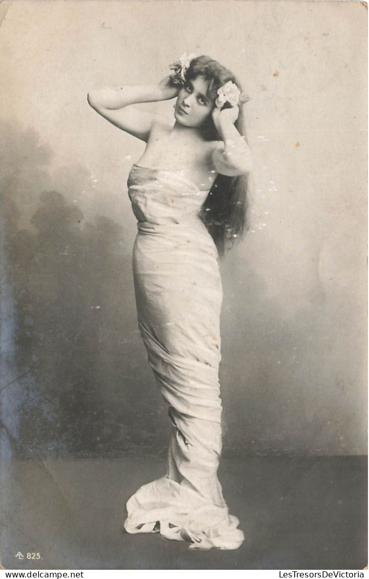 CARTE PHOTO - Femme - En Robe - Fleurs - Carte Postale Ancienne - Photographs