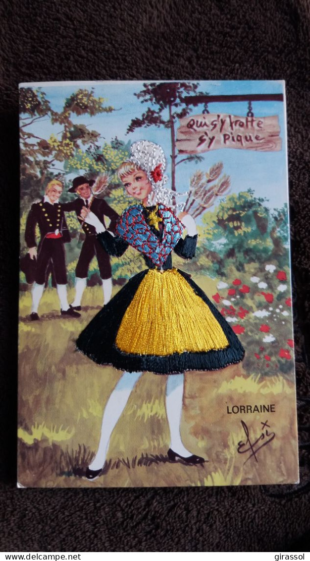 CPM BRODEE FOKLORE FOLKLORIQUE FEMME LORRAINE QUI S Y FROTTE S Y PIQUE DESSIN ELSI  COSTUMES FOLKLRIQUES PROVINCES DE FR - Embroidered