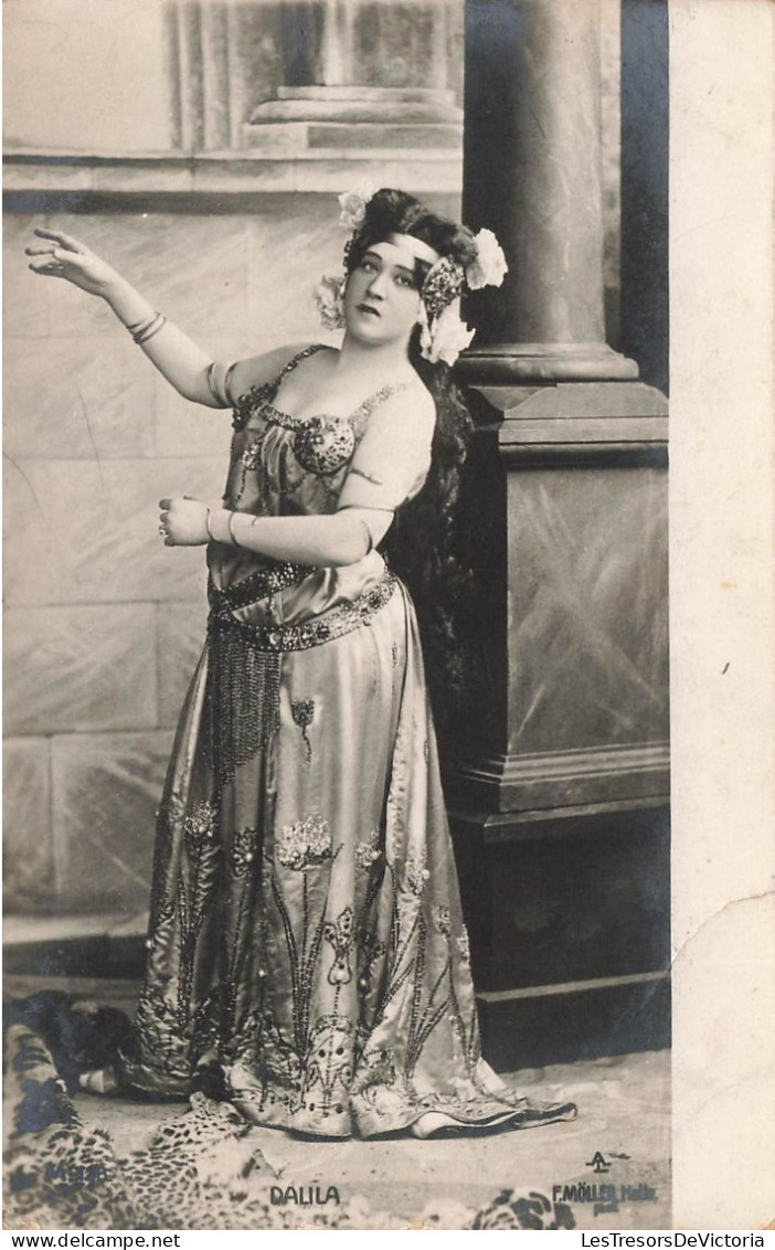 CARTE PHOTO - Femme - En Robe - Costume - Carte Postale Ancienne - Fotografie