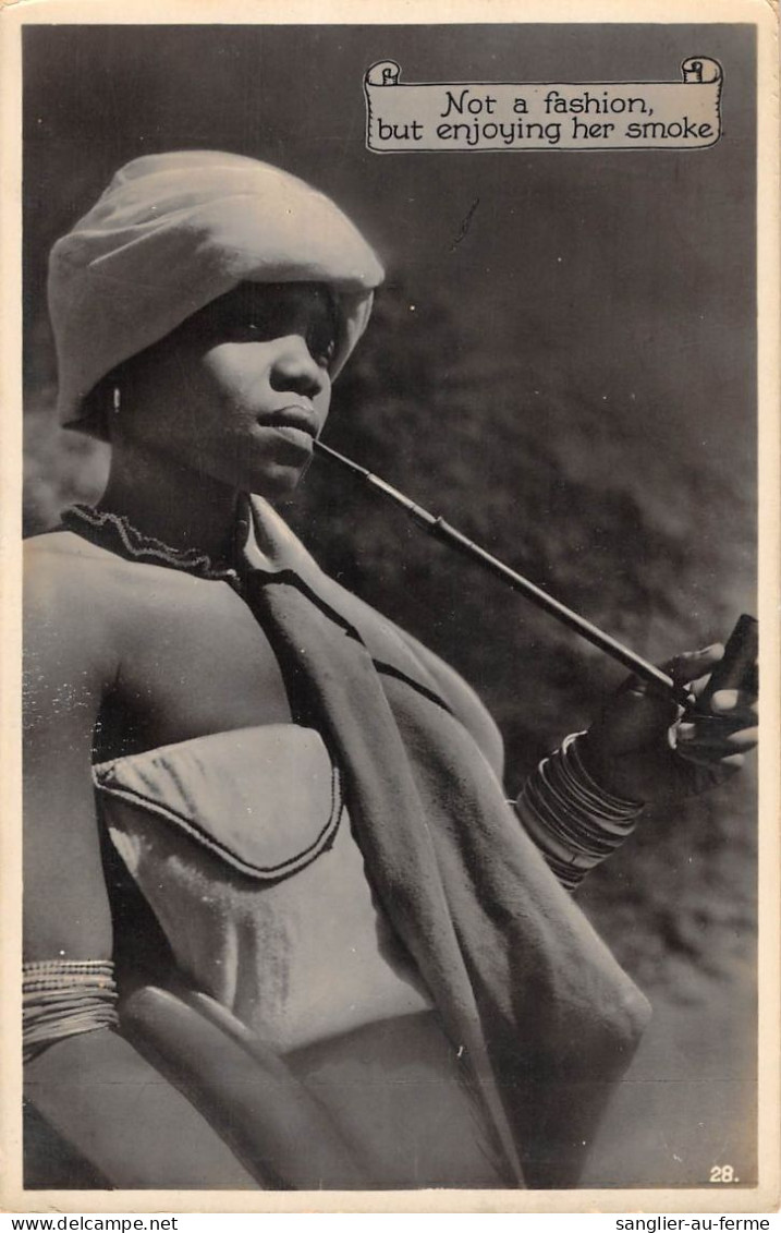 CPA / AFRIQUE DU SUD / CPA ETHNIQUE / CARTE PHOTO / FEMME AFRICAINE / NOT A FASHION BUT ENJOYING HER SMOKE - Zuid-Afrika