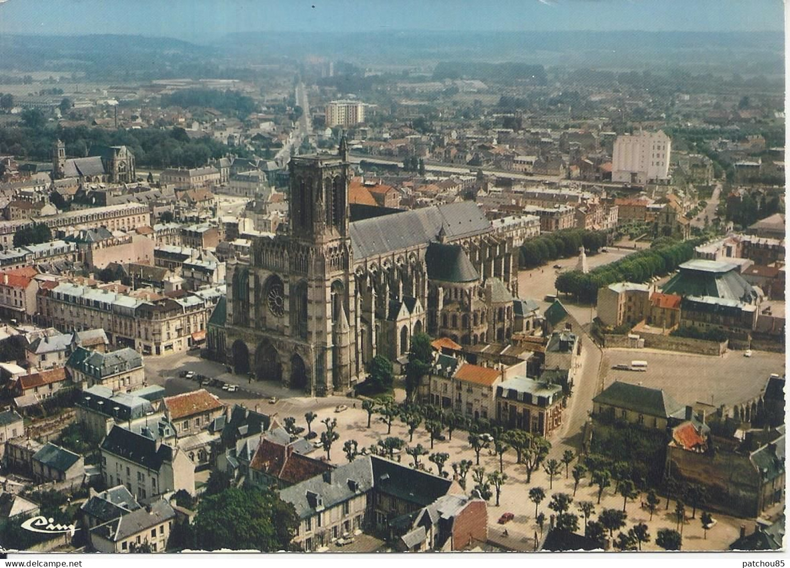 CPM  France Haut De France   02  Aisne  Soissons  La Cathédrale oblitérée Le 9-10-1972 - Soissons