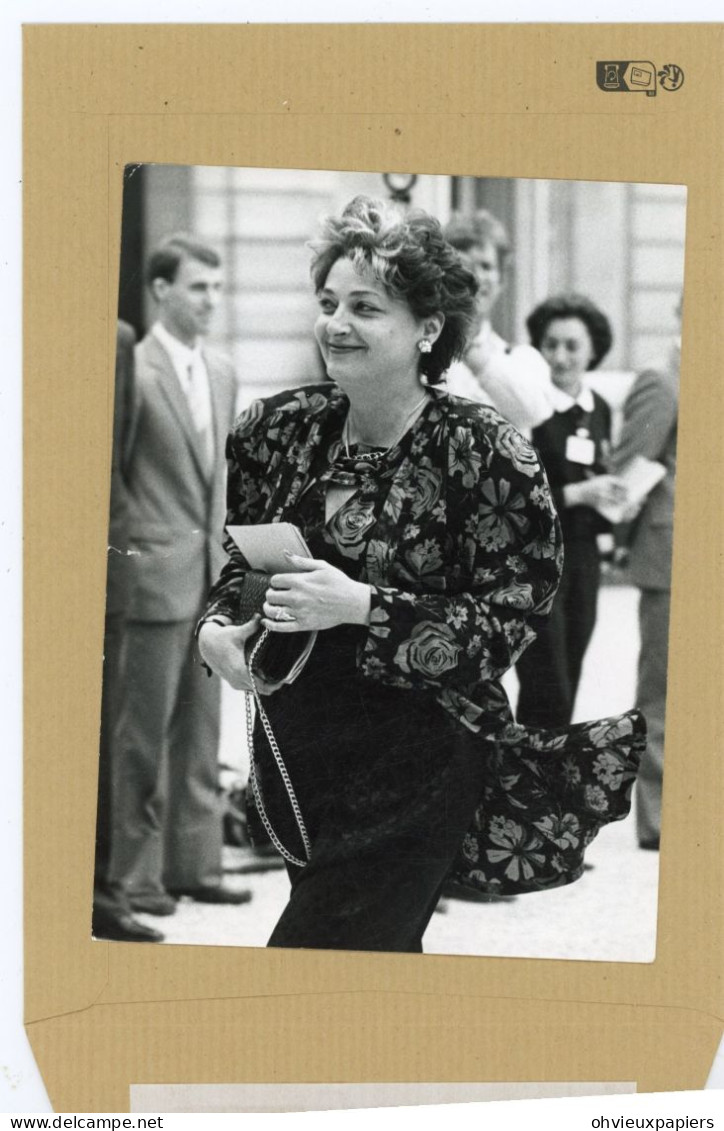 2 Photos De EDWIGE AVICE  Ministres Des Affaires étragéres  En 1988 - Identified Persons